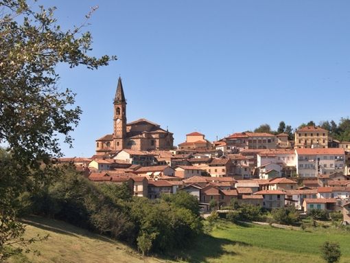 Tonco: a fuoco una piccola parte della chiesa. Intervengono i vigili del fuoco
