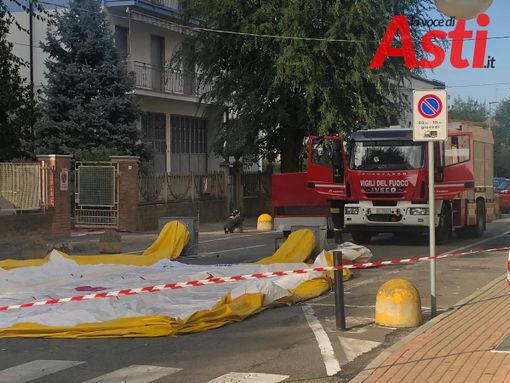 Uomo barricato in casa con il figlio di 6 anni a Nizza Monferrato. Minaccia il suicidio Uomo barricato in casa con il figlio di 6 anni a Nizza Monferrato. Minaccia il suicidio