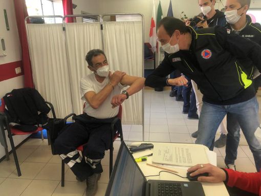 Il presidente Cirio in visita a uno dei punti vaccinali della Protezione Civile