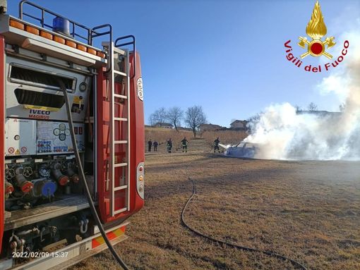 Ancora un incendio auto nell'Astigiano. Macchina parcheggiata in un campo prende fuoco
