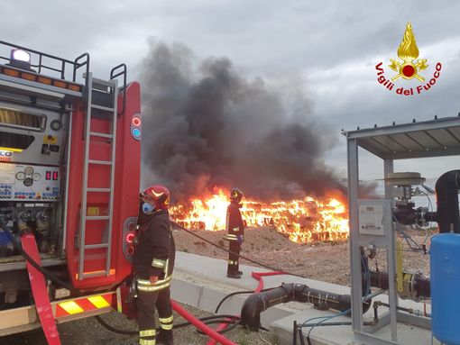 Incendio alla discarica Gaia di Cerro Tanaro. Sul posto i vigili del fuoco di Asti e Nizza