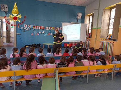 Vigili del fuoco di Asti in cattedra per il progetto "Quattro elementi" Vigili del fuoco di Asti in cattedra per il progetto "Quattro elementi"