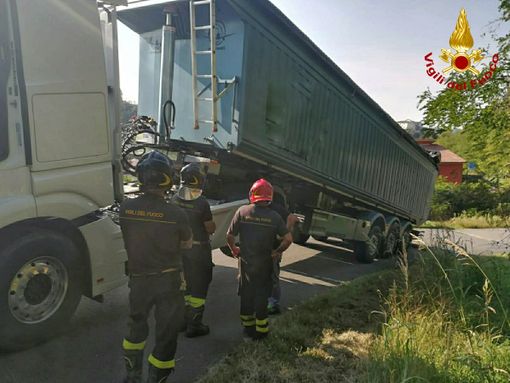 Ferrere, autoarticolato finisce fuori strada a causa del suo carico, una bobina in acciaio di 15 tonnellate Ferrere, autoarticolato finisce fuori strada a causa del suo carico, una bobina in acciaio di 15 tonnellate