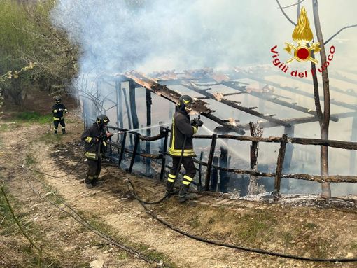 Esteso incendio a Rocchetta Palafea. Partito da un capannone si estende a bosco Esteso incendio a Rocchetta Palafea. Partito da un capannone si estende a bosco