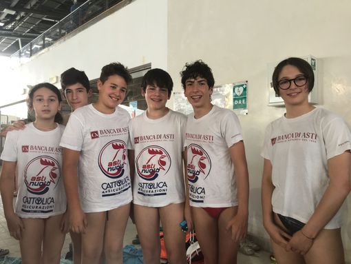 Foto di gruppo per gli atleti dell'AstiNuoto che hanno partecipato alle gare torinesi