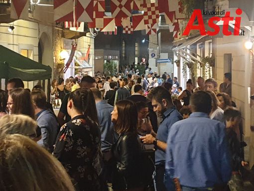 Coprifuoco su vie e piazze, dal Dpcm sparisce il riferimento ai sindaci ma non la possibilità delle chiusure [Allegata la versione definitiva]