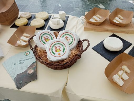 Alla scoperta del Roccaverano DOP tra itinerari di gusto e incontri con i produttori Alla scoperta del Roccaverano DOP tra itinerari di gusto e incontri con i produttori