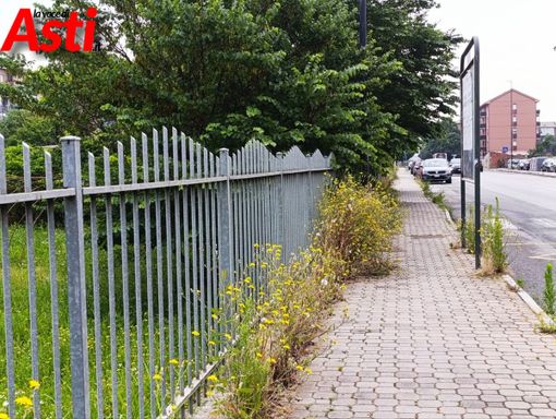 Un marciapiede in zona San Fedele