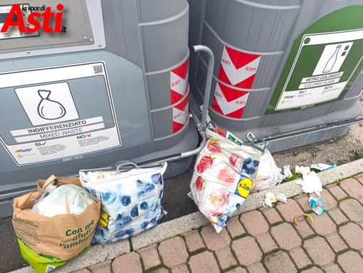 Se la raccolta differenziata nulla può contro gli incivili seriali. In via Scotti cumuli di rifiuti, tra gusci di noccioline e bottiglie di vetro Se la raccolta differenziata nulla può contro gli incivili seriali. In via Scotti cumuli di rifiuti, tra gusci di noccioline e bottiglie di vetro