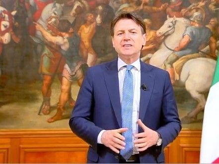 Coronavirus, il premier Conte annuncia il Recovery Fund "approvato dall'Europa per uscire dall'emergenza" Coronavirus, il premier Conte annuncia il Recovery Fund "approvato dall'Europa per uscire dall'emergenza"