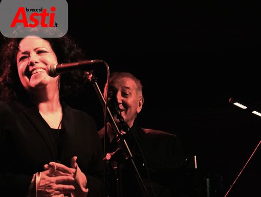 Antonella Ruggiero sul palco di piazza Roggero a Portacomaro per Monferrato on stage (MerfePhoto e Andrea Olimpi)