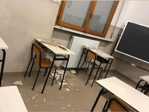 Una bufala i calcinacci nella succursale del Monti. Il preside Marino: "Solo polistirolo della controsoffittatura" Una bufala i calcinacci nella succursale del Monti. Il preside Marino: "Solo polistirolo della controsoffittatura"