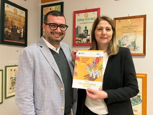 Il sindaco Anna Macchia e l'assessore Daniele Chiolerio con l'attestato di Comune Rifiuti Free Il sindaco Anna Macchia e l'assessore Daniele Chiolerio con l'attestato di Comune Rifiuti Free