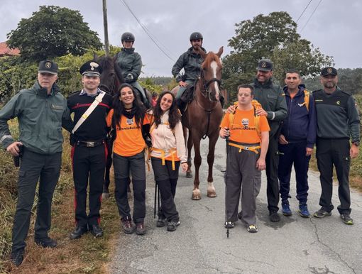 Le educatrici Lucia, Marta, con Guido e Vincenzo dell’Anffas di Asti con gli accompagnatori della Guardia Civile e dell’Arma dei Carabinieri