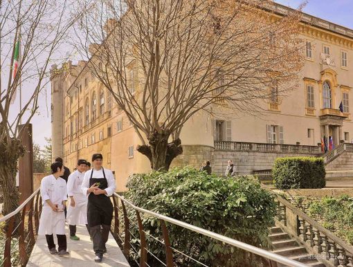 Alcuni studenti dell'ICIF ritratti, di fronte al castello di Costigliole, in una foto d'archivio