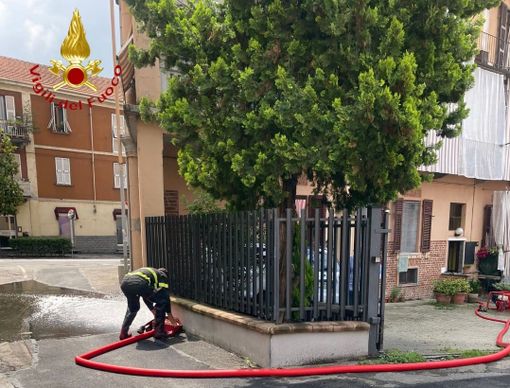 Nubrifagio, continua lo svuotamento delle cantine dagli allagamenti da parte dei Vigili del Fuoco
