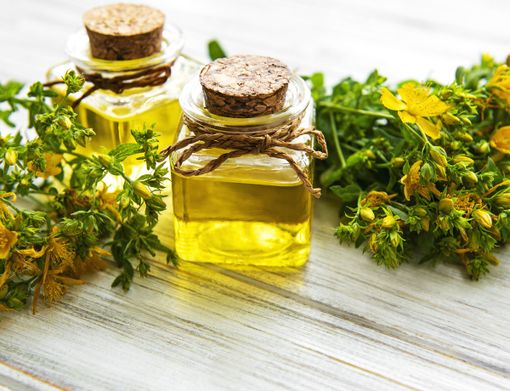 I benefici dell’olio di iperico: i consigli d’uso di Fab SMS I benefici dell’olio di iperico: i consigli d’uso di Fab SMS
