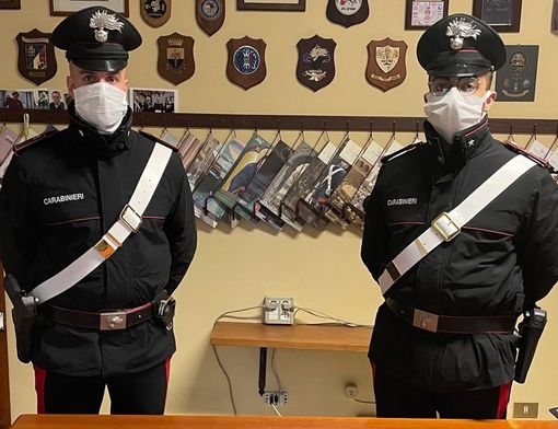 San Damiano: minacciano con una pistola il conducente dell’auto che li aveva appena superati, denunciati San Damiano: minacciano con una pistola il conducente dell’auto che li aveva appena superati, denunciati