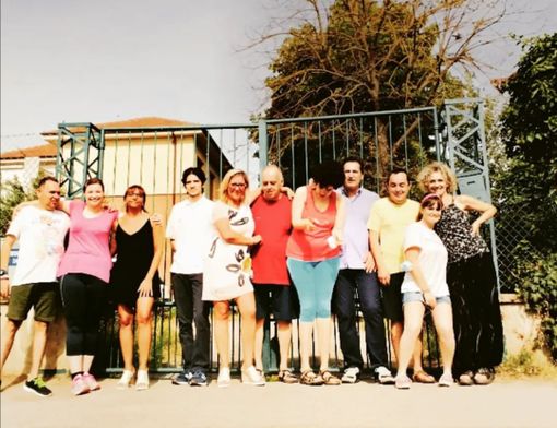 Foto di gruppo con gli ospiti, operatori e il papà volontario