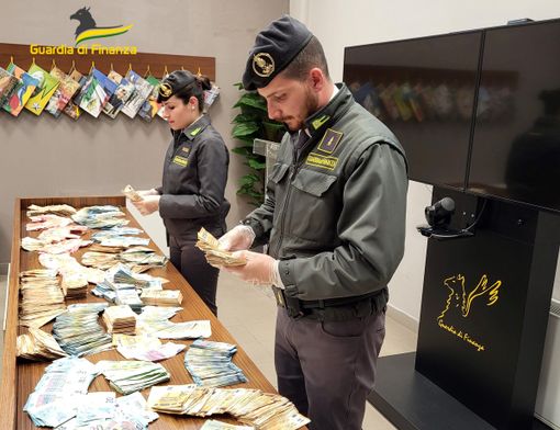 Rinvenuti dalla Finanza in un casolare astigiano armi, droga e oltre 1,5 milioni di euro Rinvenuti dalla Finanza in un casolare astigiano armi, droga e oltre 1,5 milioni di euro