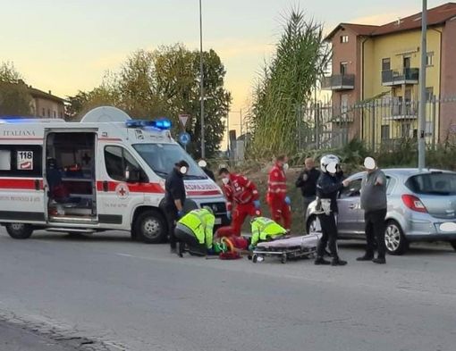 Asti: ciclista investita in via Cuneo, portata in ospedale in codice giallo