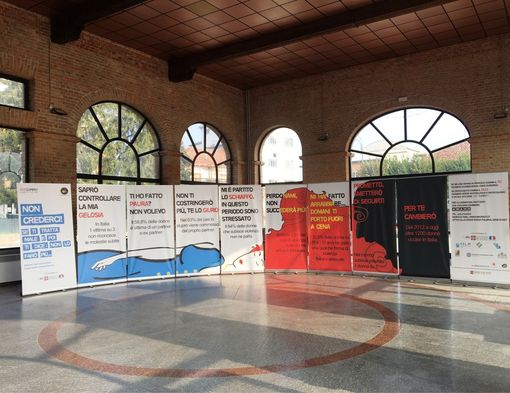 &quot;Sei un uomo vero? Accarezza, non schiaffeggiare&quot;: cartoline antiviolenza a San Damiano