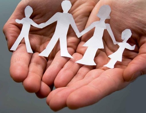 Genitori catena umana foglio di carta Genitori catena umana foglio di carta