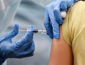 Il Piemonte diventa 'caso' con un biellese che va a farsi vaccinare con il braccio in silicone tentando di ingannare gli operatori