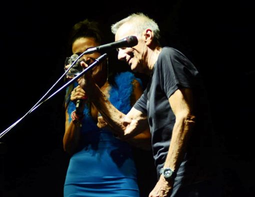 “Che meraviglia!”: omaggiato a Roberto Vecchioni il maxi tartufo nero estivo del Monferrato a Ceriale