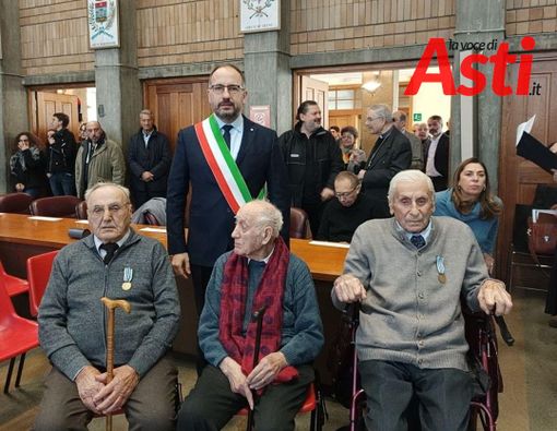 Il sindaco Maurizio Rasero ritratto con i tre deportati ancora viventi Il sindaco Maurizio Rasero ritratto con i tre deportati ancora viventi