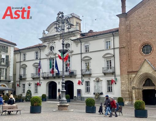 Il Comune con le bandiere cinesi Il Comune con le bandiere cinesi