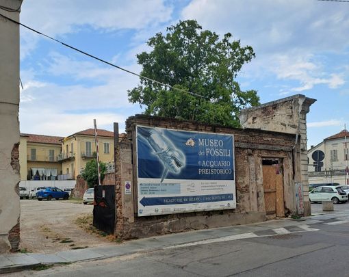 "Il cartello del museo dei fossili diventa un reperto di degrado in corso Alfieri?"