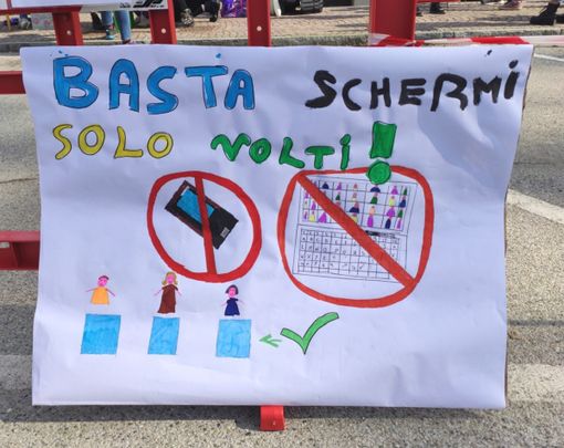 Uno dei cartelli esposti nell'ambito della manifestazione costigliolese anti DAD Uno dei cartelli esposti nell'ambito della manifestazione costigliolese anti DAD