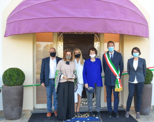 Nella foto, da sinistra a destra: Mauro Badini, Leonise e Orietta Scagliola con la madre Ornella, il sindaco di Canelli, Paolo Lanzavecchia e Serena Pascali Bandini
