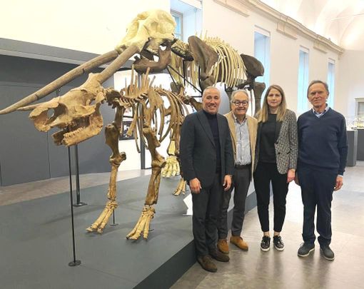 Foto di gruppo di fronte ai fossili del mastodonte e del rinoceronte