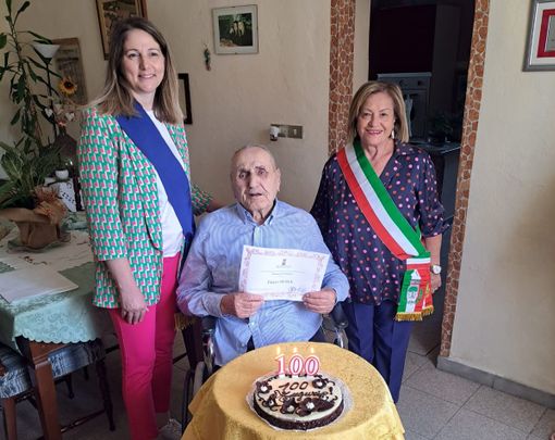 Il neo centenario con le autorità presenti Il neo centenario con le autorità presenti