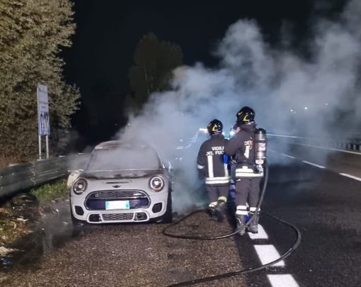 Un'altra auto in fiamme oggi ad Asti, questa volta in tangenziale Un'altra auto in fiamme oggi ad Asti, questa volta in tangenziale