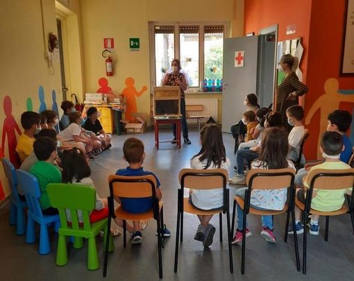 Alla scuola primaria di Castelnuovo Belbo viene ricordata la giornata mondiale delle api Alla scuola primaria di Castelnuovo Belbo viene ricordata la giornata mondiale delle api