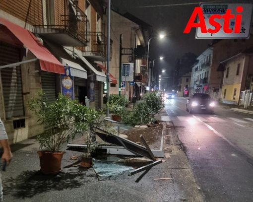 Immagini del dehor abbattuto ieri sera in corso Casale