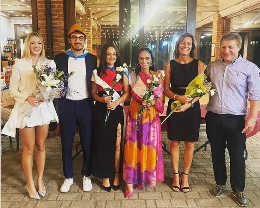 Nella foto, da sinistra a destra: Alessia Erbabona (Damigella di Viatosto 2022), Davide Caretto (Cavaliere di Viatosto 2022), Deborah Novara (terza classificata Damigella di Viatosto 2022), Samira Dalilat (seconda classificata Damigella di Viatosto 2022), Monica Cantatore (Dama di Viatosto 2022), il rettore Giovanni Binello Nella foto, da sinistra a destra: Alessia Erbabona (Damigella di Viatosto 2022), Davide Caretto (Cavaliere di Viatosto 2022), Deborah Novara (terza classificata Damigella di Viatosto 2022), Samira Dalilat (seconda classificata Damigella di Viatosto 2022), Monica Cantatore (Dama di Viatosto 2022), il rettore Giovanni Binello