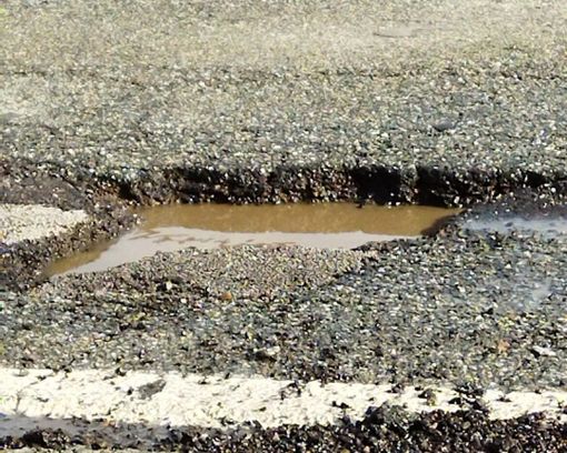 Una delle numerose buche sulla ex SP 457