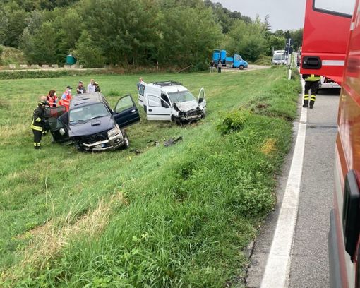 Frontale a Calliano tra auto e furgone. I vigili del fuoco hanno dovuto estrarre dal mezzo uno dei due conducenti