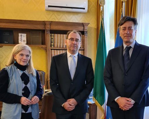 I neo presidente con la direttrice e il Prefetto