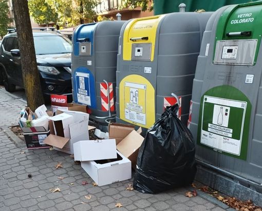Una delle segnalazioni di rifiuti abbandonati in corso Savona