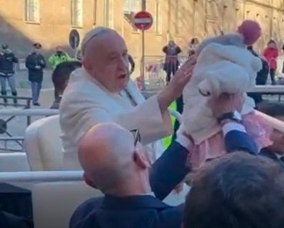 IL MOMENTO: nella carezza di Papa Francesco al neonato c'è tutto l'amore del mondo (VIDEO)