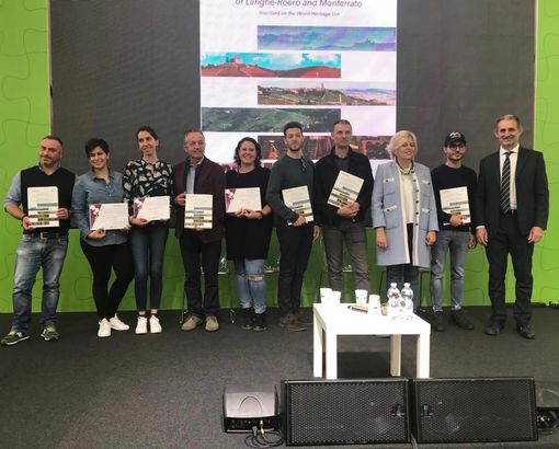 Noemi Costa, Marianna Mida, Samantha Panfilio, Mauro Trinchero- i fotografi Leonardo Fazio, Maurizio Milanesio e Andrea Pagano, gli assessori regionali Antonella Parigi, Giorgio Ferrero, il presidente dell’Associazione per Patrimonio dei Paesaggi Vitivinicoli di Langhe-Roero e Monferrato Gianfranco Comaschi Noemi Costa, Marianna Mida, Samantha Panfilio, Mauro Trinchero- i fotografi Leonardo Fazio, Maurizio Milanesio e Andrea Pagano, gli assessori regionali Antonella Parigi, Giorgio Ferrero, il presidente dell’Associazione per Patrimonio dei Paesaggi Vitivinicoli di Langhe-Roero e Monferrato Gianfranco Comaschi