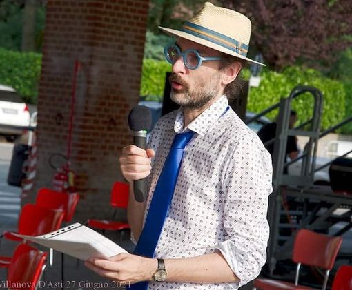 Max Ponte nel corso di un evento artistico a Villanova