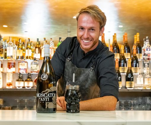 Giorgio Facchinetti in posa con il nuovo cocktail a base di Moscato d'Asti