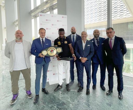 Etinosa "El Chapo" Oliha, fresco campione mondiale IBO, è stato ricevuto in Regione Etinosa "El Chapo" Oliha, fresco campione mondiale IBO, è stato ricevuto in Regione