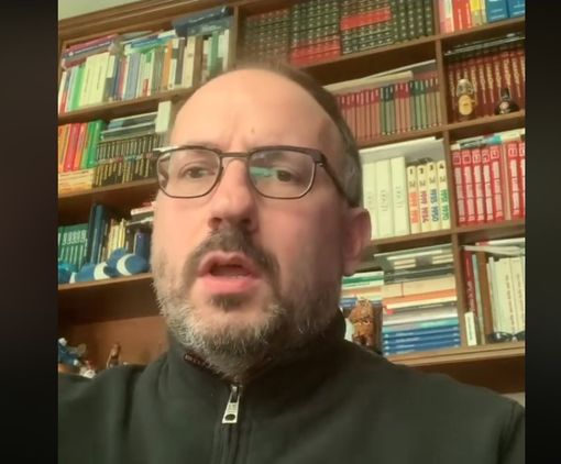 Un fermo immagine tratto dal video postato dal sindaco